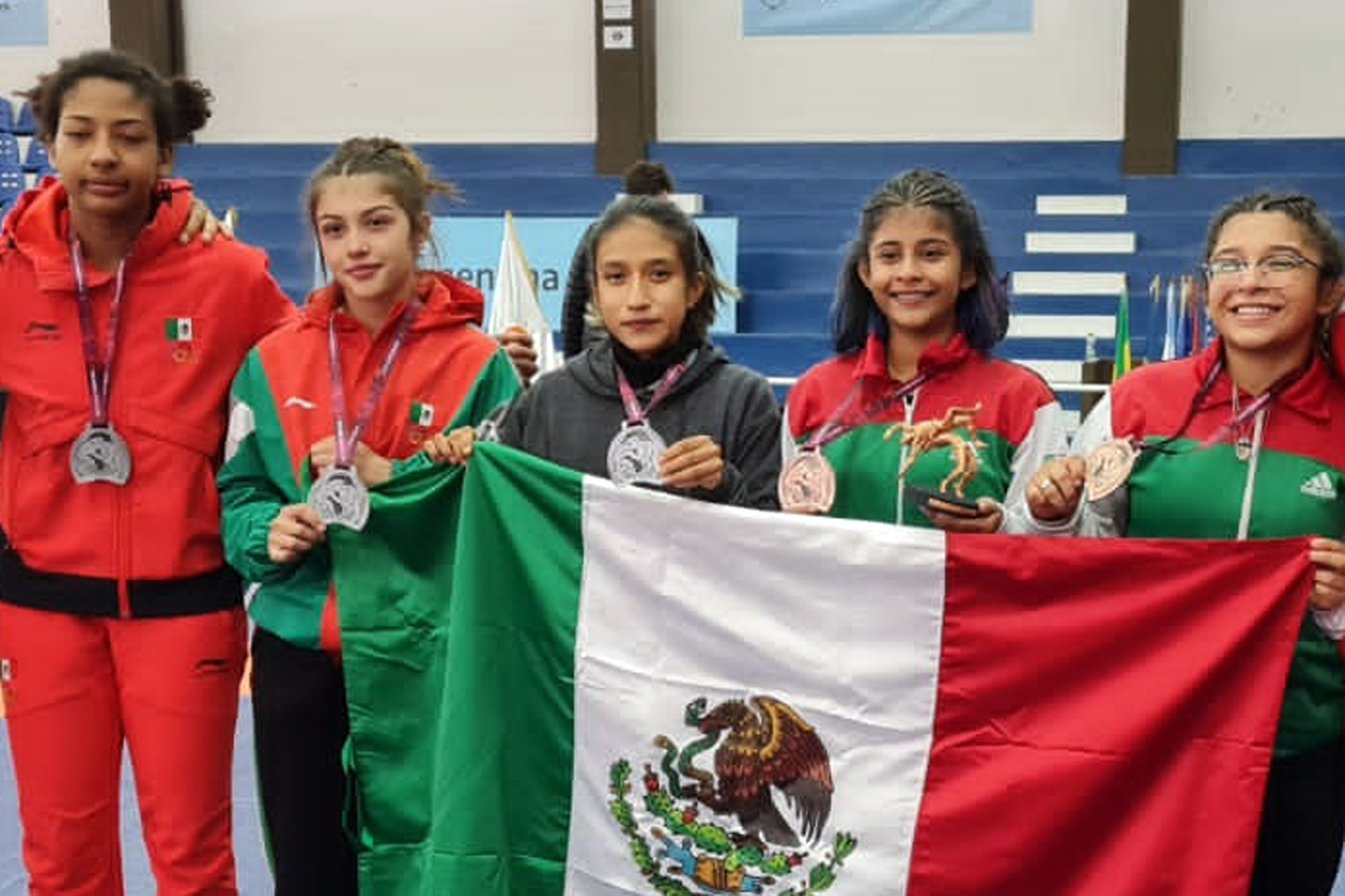 Anayeli Díaz estudiante de la BUAP gana medalla de plata en luchas